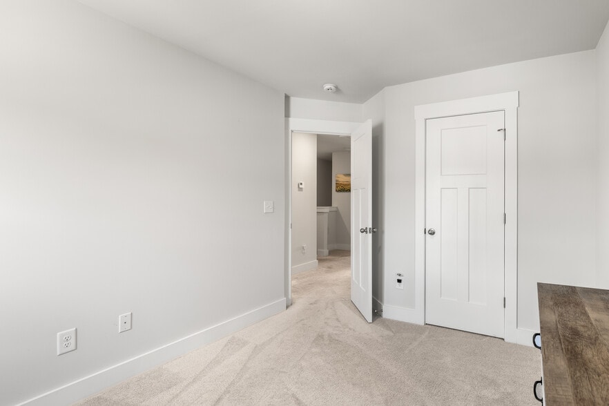 Building Photo - 127 Shallons Dr