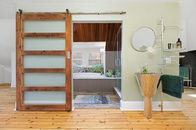 Building Photo - Stunning 5 Bedroom 2.5 Bathroom Home in Squirrel Hill