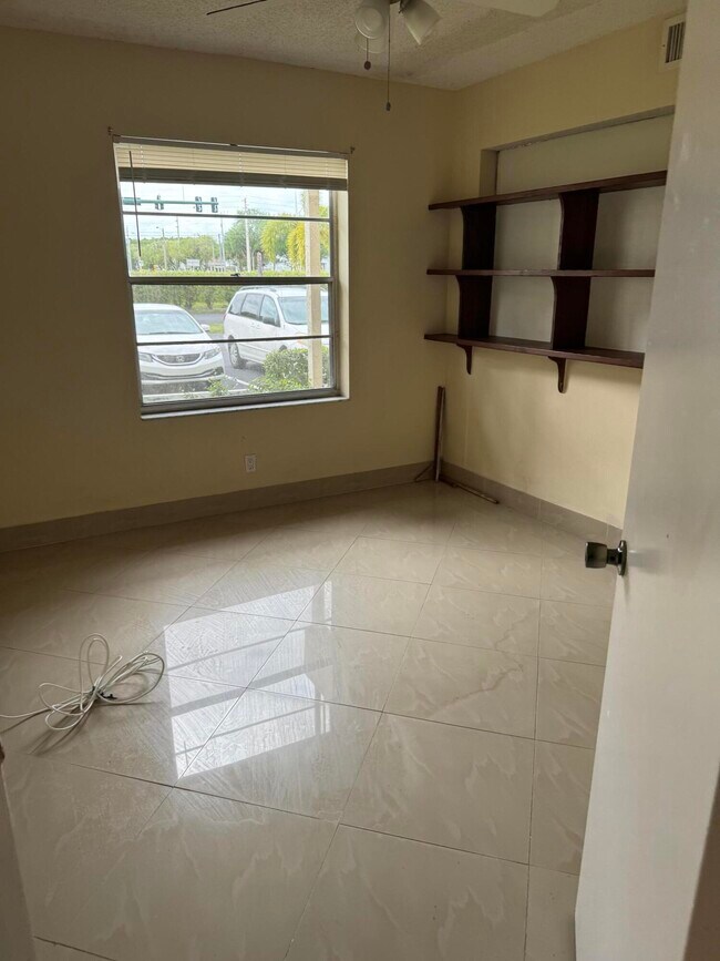 Building Photo - 9921 Three Lakes Cir