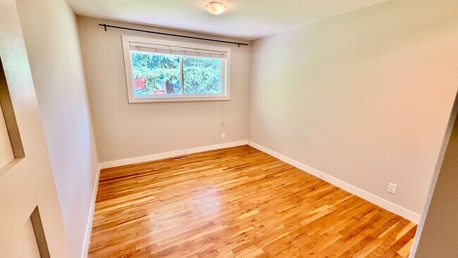 Building Photo - Spacious 4BR Bellevue Home with A/C, Office & Private Yard Near Microsoft