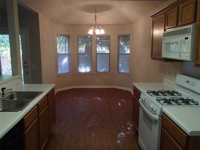 Building Photo - 208 Juniper Dr