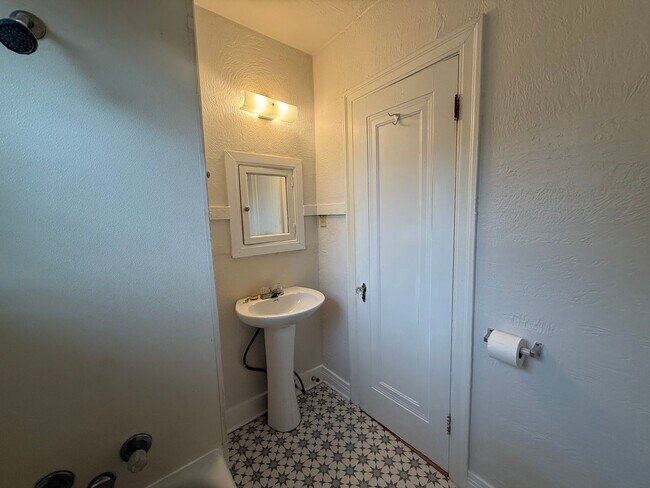 Building Photo - Charming Historic 1-Bedroom in Gatewood | Walk to the Plaza District