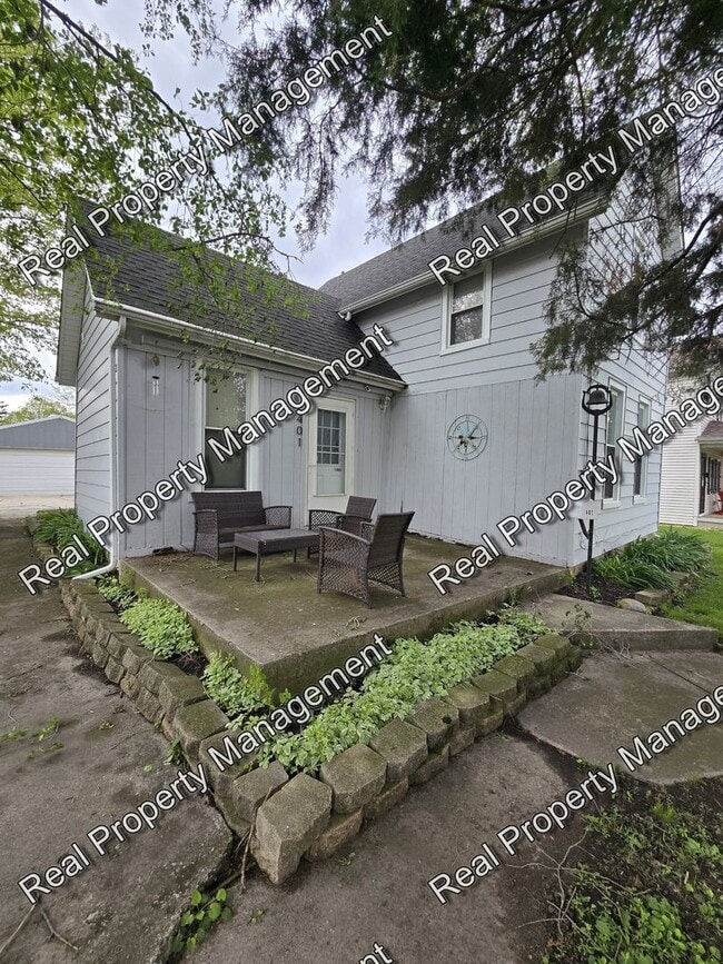 Building Photo - Three Bedroom with Oversized Garage