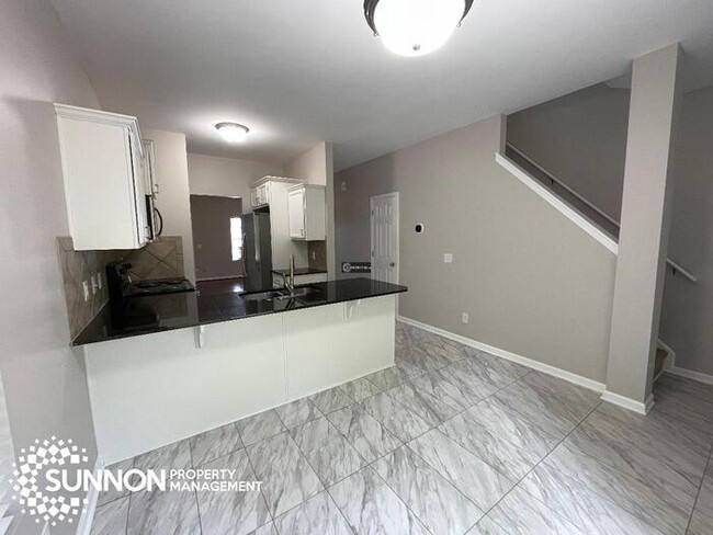 Building Photo - 2 Bed, 2.5 Bath Townhome in Prosperity Place!
