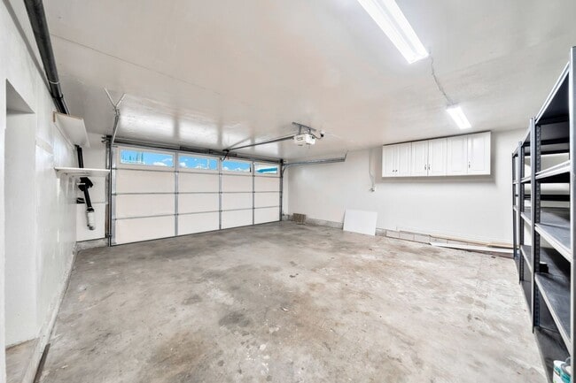 Building Photo - 471 N Seranado St
