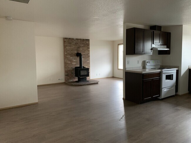 Building Photo - Quiet 4 bedroom two bath home in Aloha