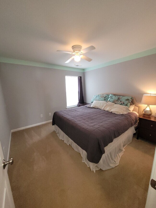 Building Photo - Spacious, Four Bedroom Townhouse With a View!