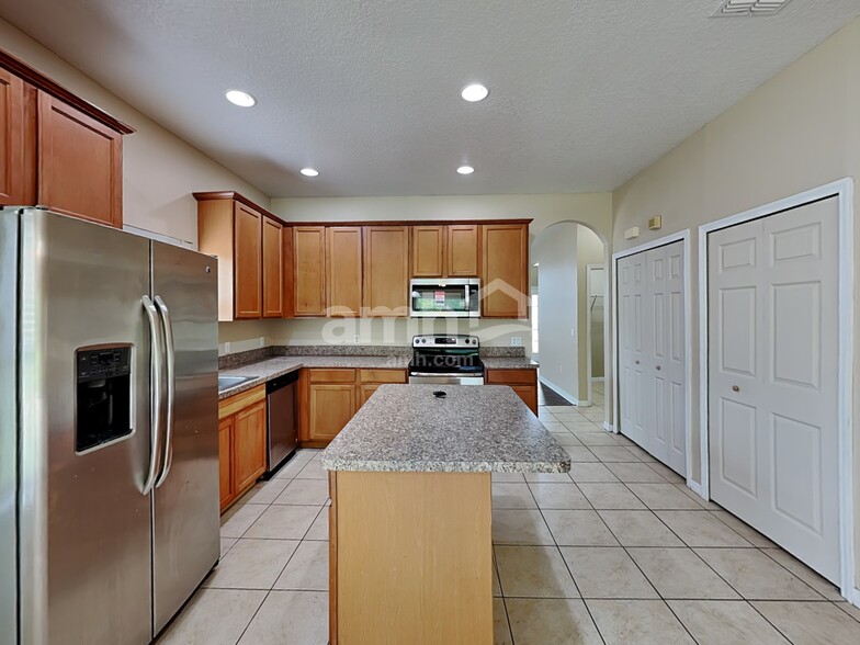 Building Photo - 3112 Dasha Palm Dr