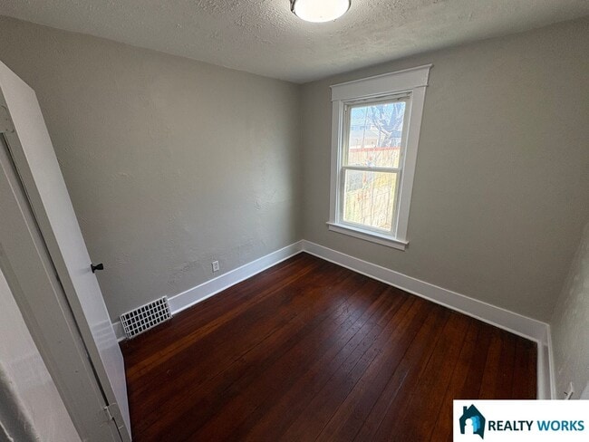 Building Photo - 3 Bedroom Home Close to Campus!