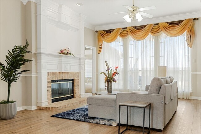 Building Photo - 118 W Greenbriar Ln