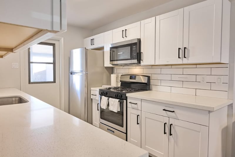 Building Photo - 3011 Pine Tree Dr