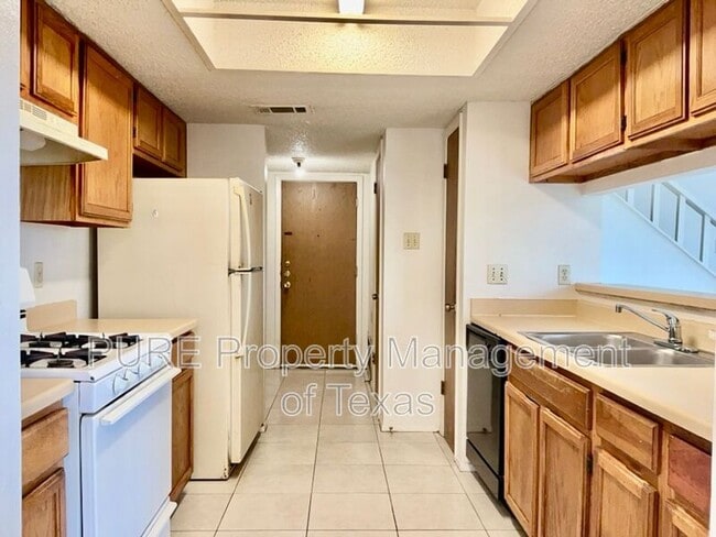 Building Photo - 12120 Thompkins Dr