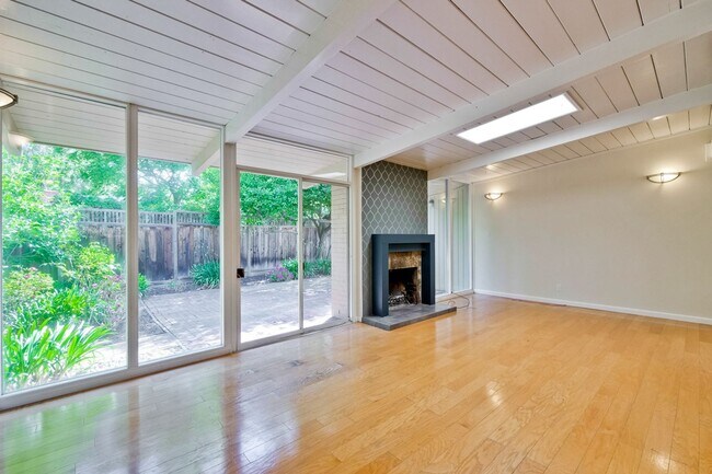 Building Photo - Mountain View Home l Spacious Open Layout Bright and Private Yard