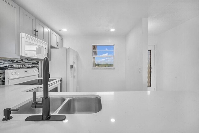 Building Photo - 2601 NE 3rd Ct