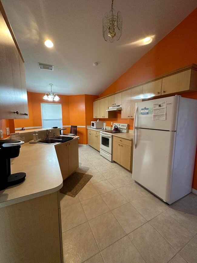 Building Photo - 707 NW Floresta Dr