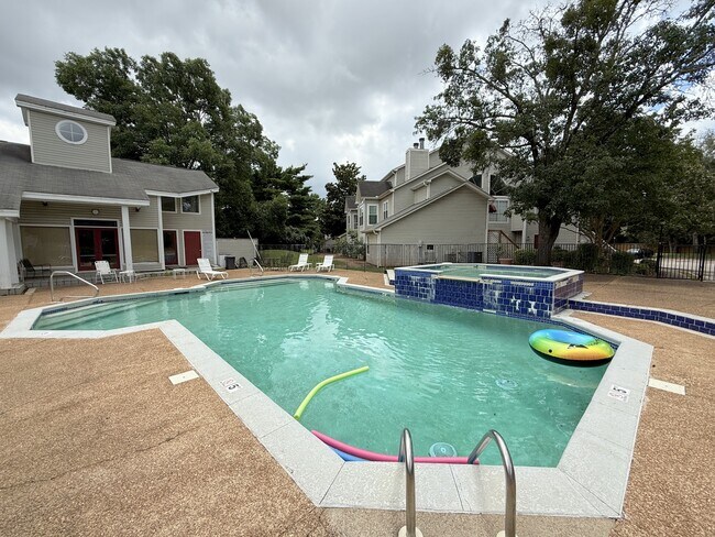Building Photo - 1002 Stones Throw Dr NW