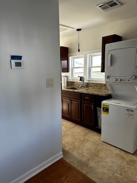 Building Photo - 206 Division Street