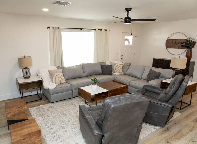 Building Photo - Beautiful Lake Havasau Home