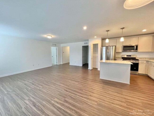 Building Photo - 10284 Swan Lake Cir