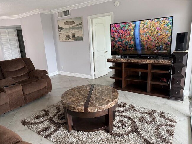 Building Photo - 1319 E Hillsboro Blvd