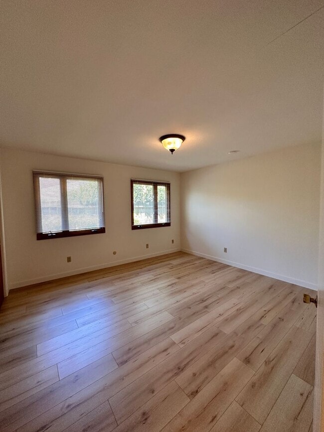 Building Photo - Three bedroom home