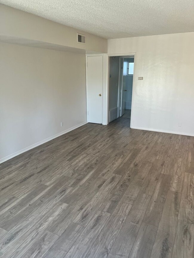 Building Photo - Second-floor 1-bedroom apartment in Whittier.