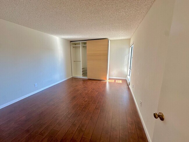 Building Photo - $500 OFF FIRST MONTH RENT - 1 Bed 1 Bath Available in Watergate Complex of Emeryville!!!
