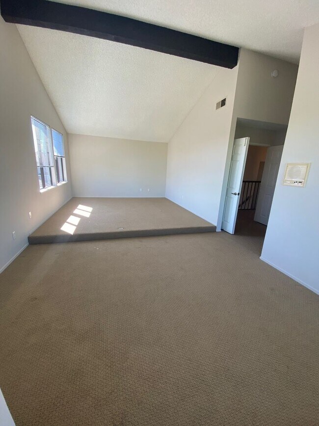 Building Photo - Large 4 Bedroom / 2.5 Bath House in Foster...