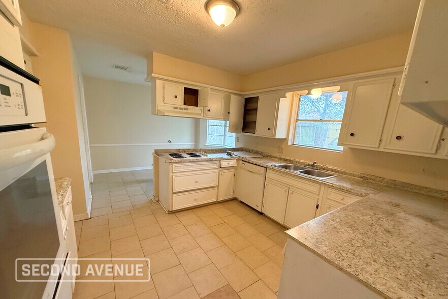 Building Photo - 10631 Sagewillow Ln