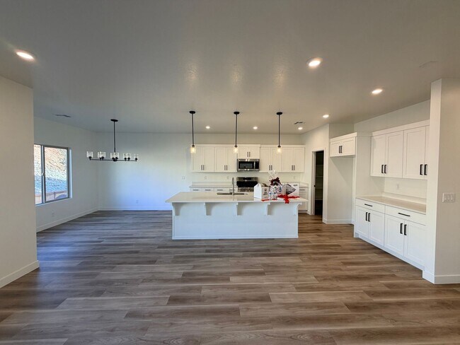 Building Photo - Beautiful Brand new 4 bedroom, 2.5 bathroom home in St George!