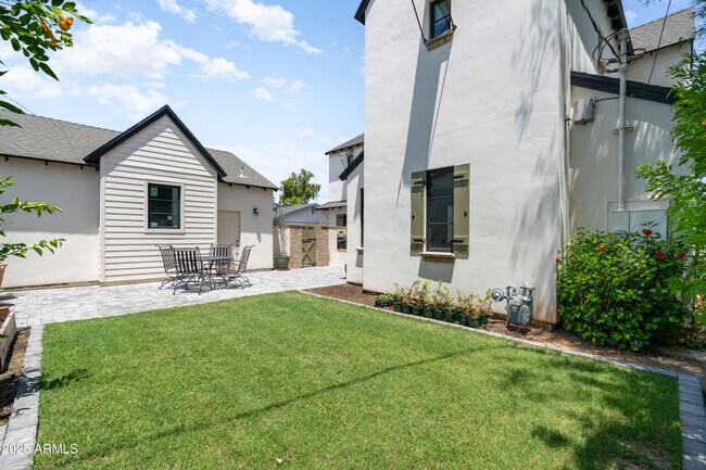 Building Photo - 4901 E Amelia Ave