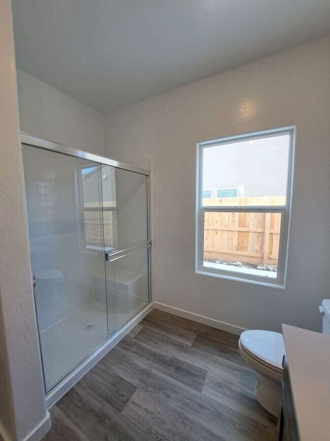 Building Photo - Beautifully Built Home! 3 bed, 2 bath