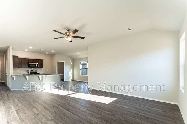 Building Photo - 4405 SW Sackett Ave