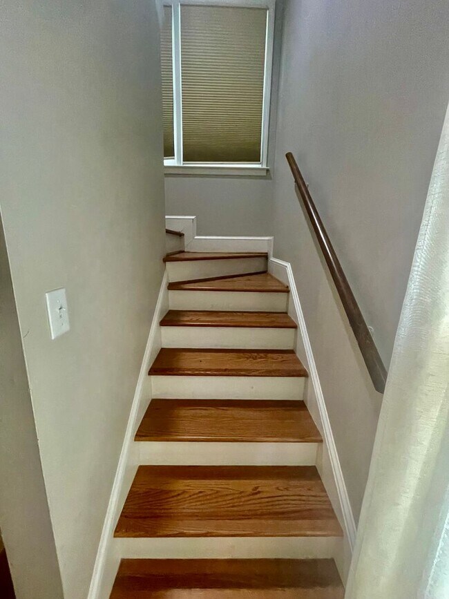 Building Photo - Welcome to this stunning 3-bedroom, 2-bath...