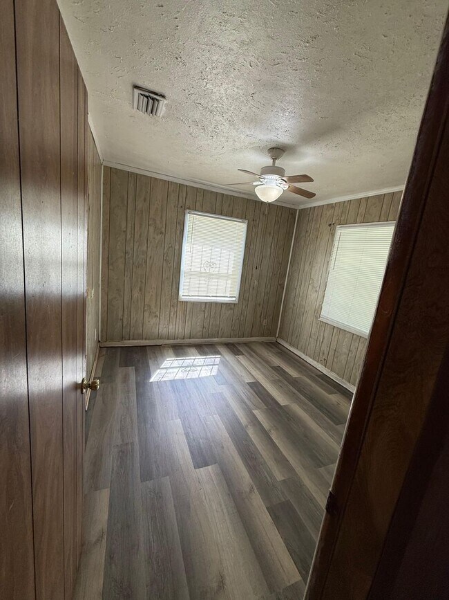 Building Photo - Fully Renovated 3/1 Available for Immediate Rent!