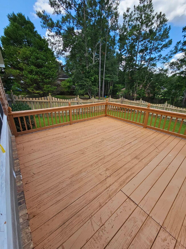 Building Photo - 4Br/2.5Ba Huge home with a sunroom
