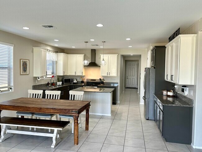 Building Photo - Fantastic Casa Vista home with 4 car garag...