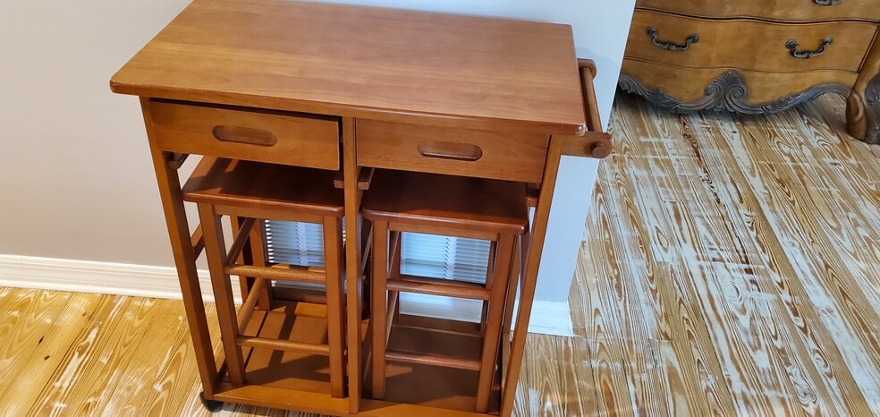 flip open table and chairs - 6542 Sherry Ln