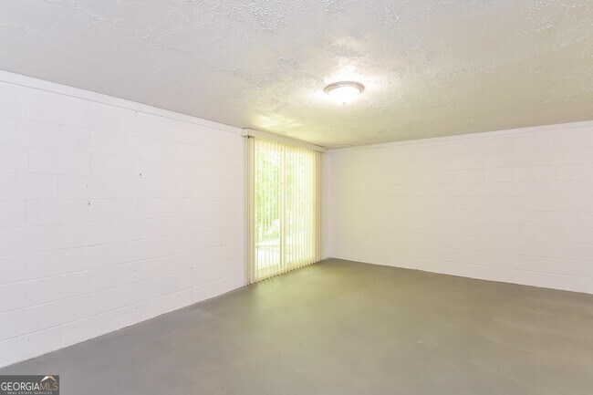 Building Photo - 3085 Flowers Dr