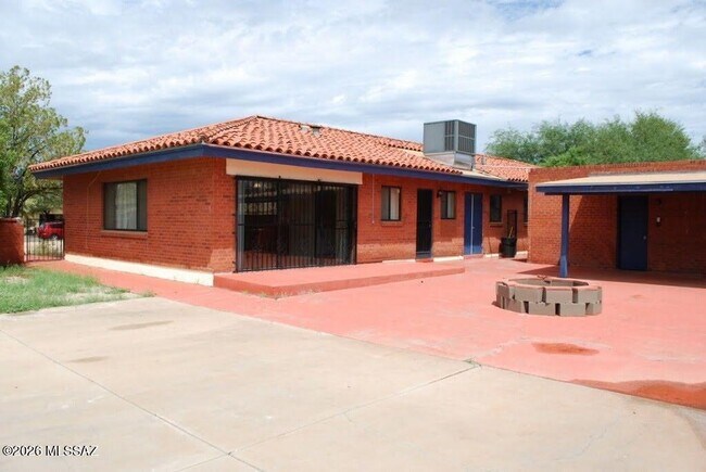 Building Photo - 1604 E 10th St