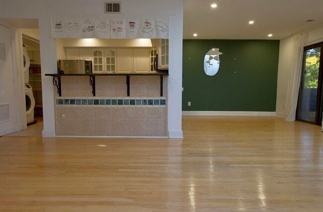 Building Photo - 702 Mainsail Ln