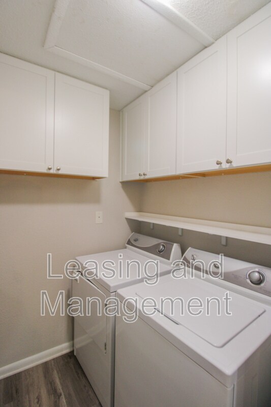 Building Photo - 271 Alexandra Dr