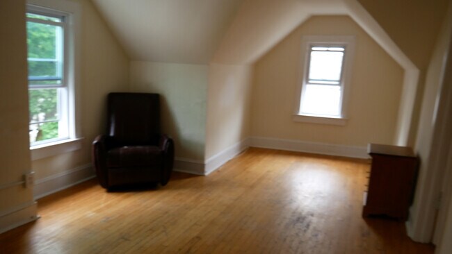 Building Photo - 96 Huntington St