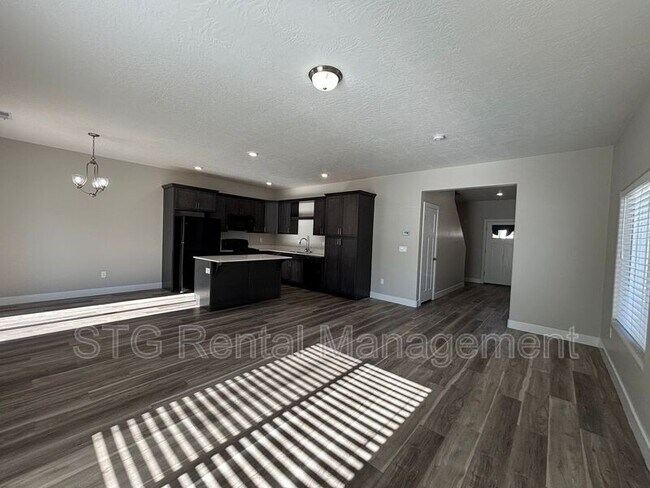 Building Photo - 1509 W Topaz Dr