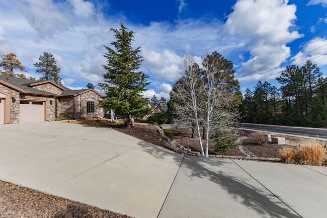 Building Photo - 4 Bedroom, 2 Bathroom Home in Timber Ridge