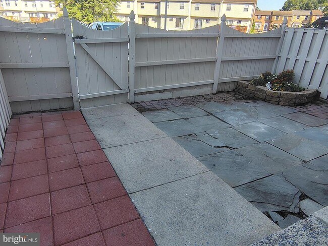 Building Photo - 564 Hollyberry Way