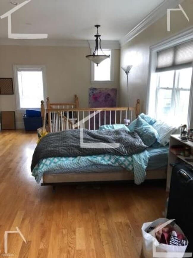 Building Photo - Charming 4 Bedroom-No Broker Fee