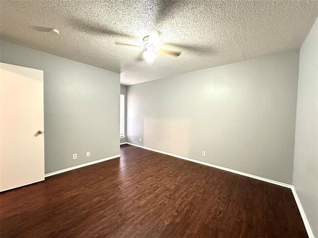 Building Photo - 12401 Tree Line Dr