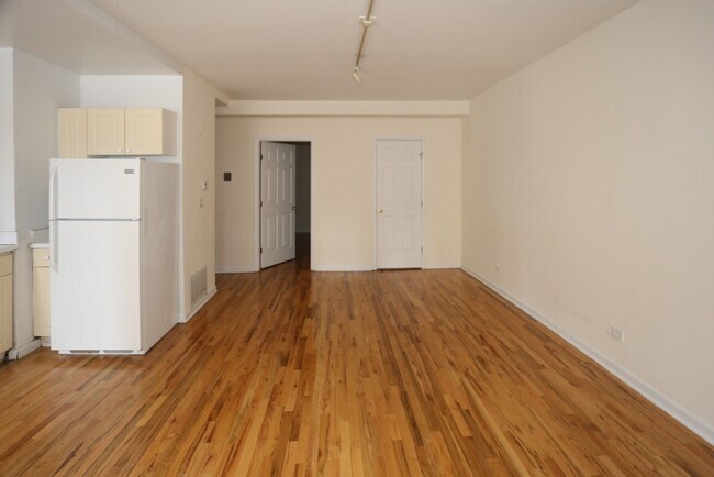 Building Photo - 922 W Dakin St