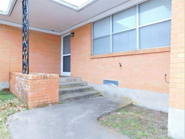 Building Photo - 1713 Crescent St